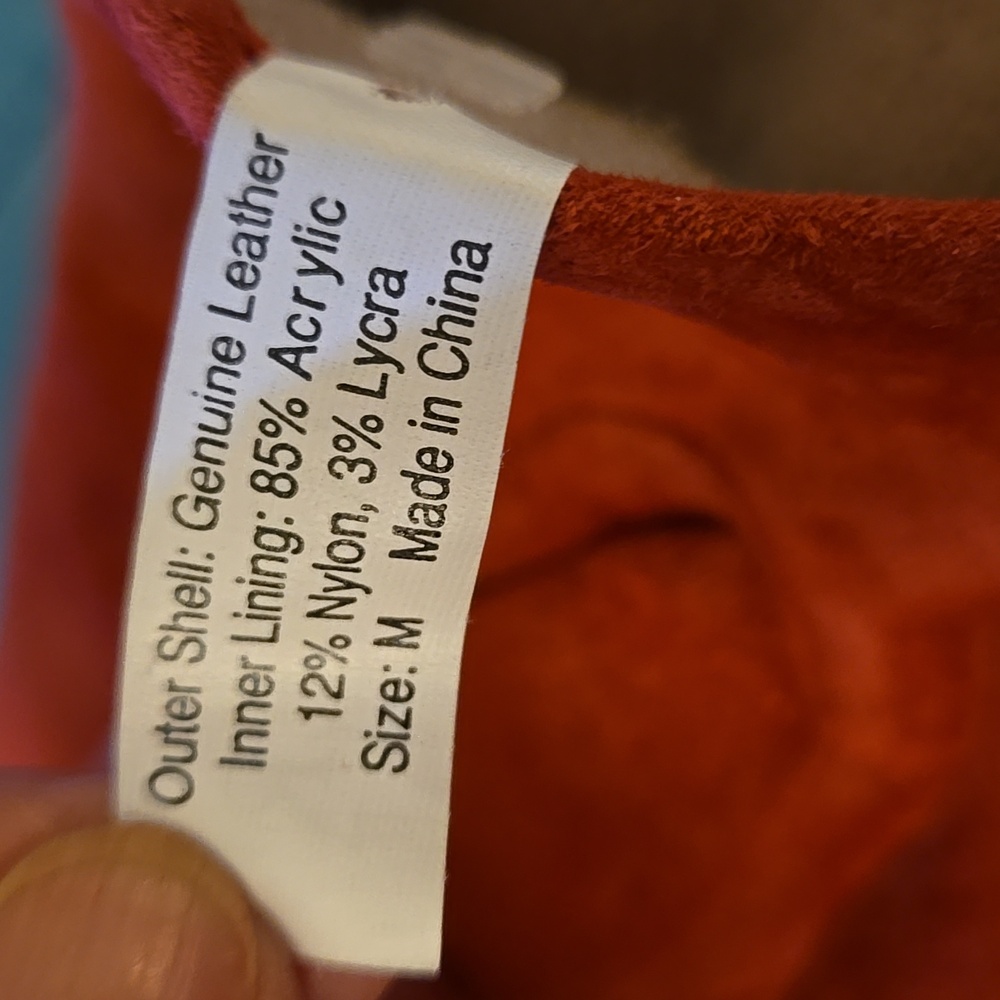 Isotoner Red Suede Leather Gloves Tan Soft Acrylic Lined Elastic Cuff Medium EUC - Picture 4 of 4